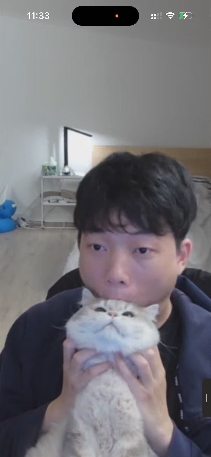 Yuqi Xie holding his cat